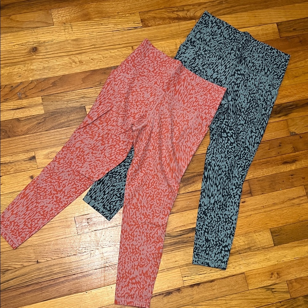 Athleta Salutation Stash pocket printed 7/8 tights blue and orange size M
